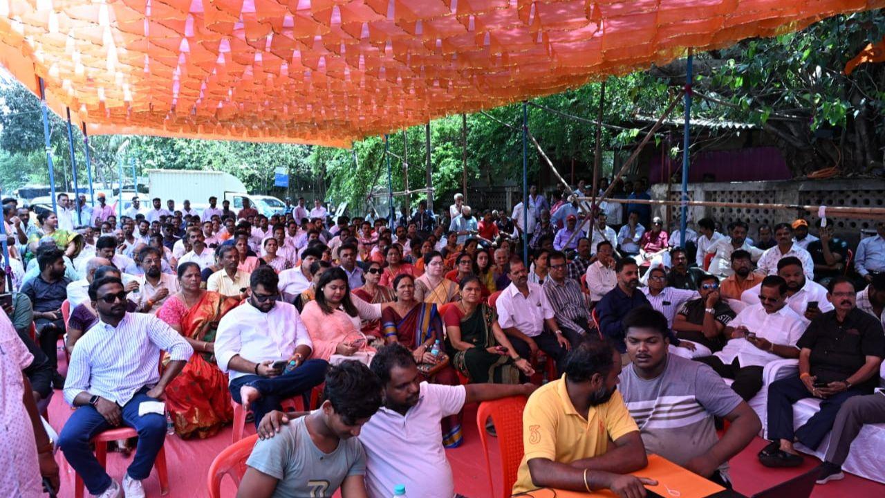 Residents in Vanrai colony had gathered in their area and arranged a screening of the Mumbai Lok Sabha Election Results 2024. 