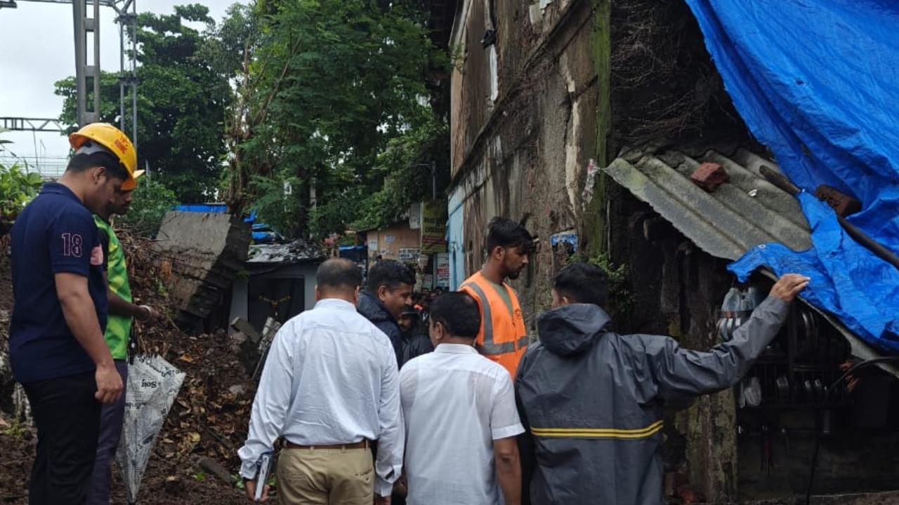 The 60 x 20 feet wall caved in near Platform No. 2 at the busy train station on the Central Railway route at around 11.45 am, said Yasin Tadvi, chief of the Disaster Management Cell of the Thane Municipal Corporation (TMC)
