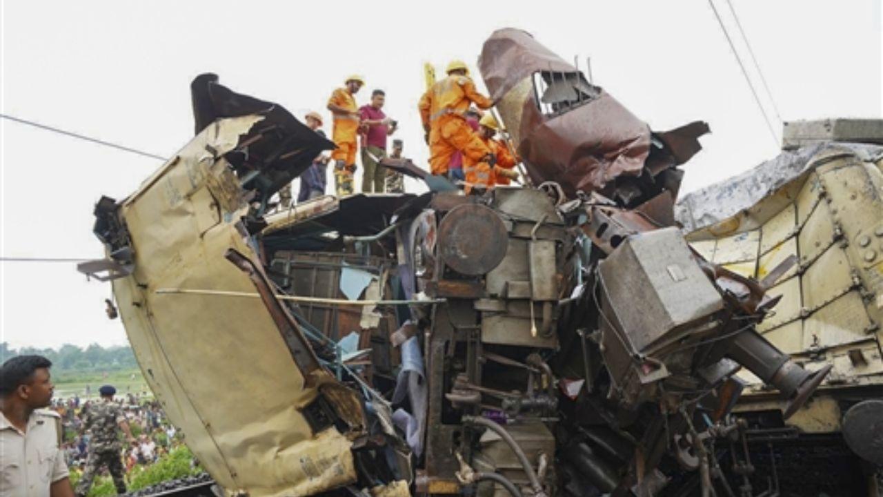 Passengers described the sudden stop and loud noise that accompanied the collision. One passenger mentioned that the train stopped abruptly with a sharp jerk, and upon disembarking, he saw the goods train had hit their rake from behind. A pregnant woman fell off her seat due to the impact, likening it to an earthquake.