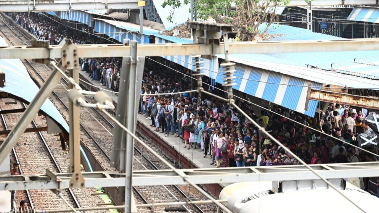 Dr Sanjay Mukherjee, the Metropolitan Commissioner of the Mumbai Metropolitan Region Development Authority (MMRDA), instructed the Metro to run additional services to manage the commuter rush effectively.