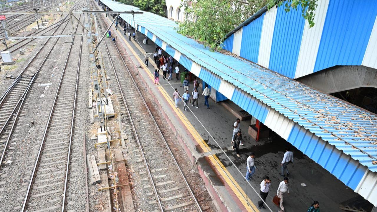In response to the overcrowding, four extra train sets were added on Metro lines 2A and 7 to provide relief to passengers during the peak hours of disruption.