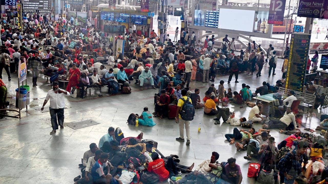 The crowd at CSMT railway station on Monday. Pics/Ashish Raje