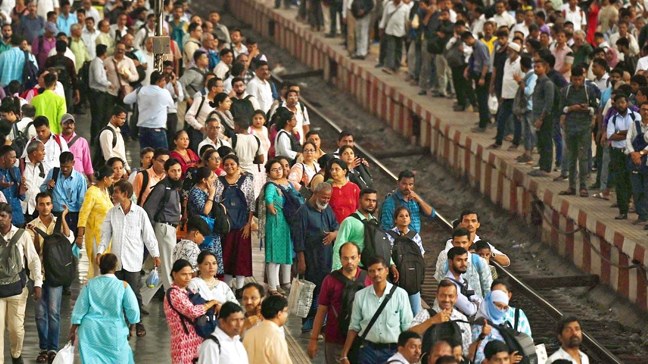 Commuters at CSMT station. Pic/Ashish Raje