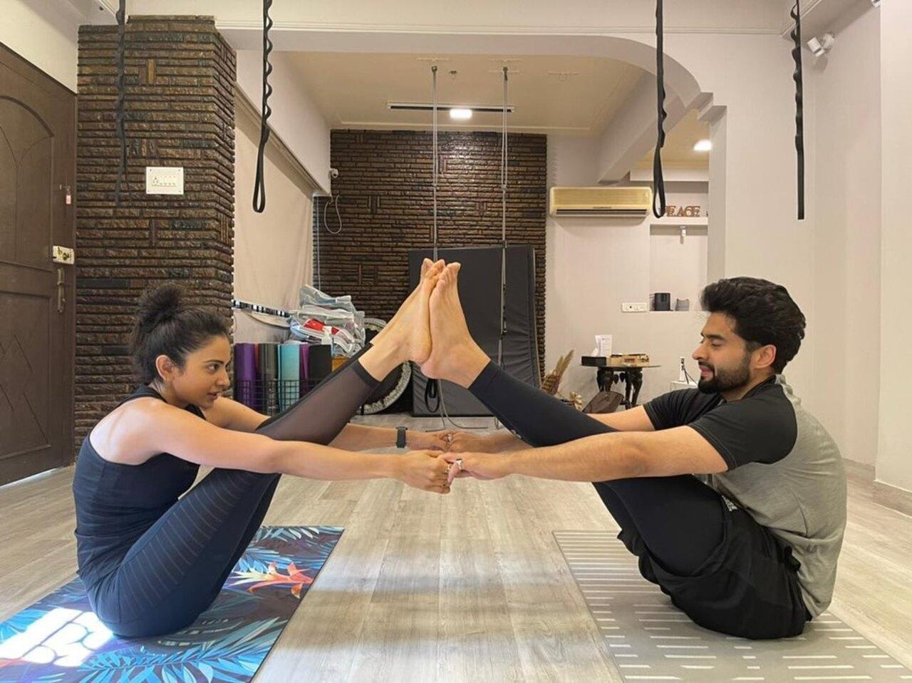 There is nothing like working out with your partner! Rakul and Jackky Bhagnani who got married earlier this year show some yoga poses for couples