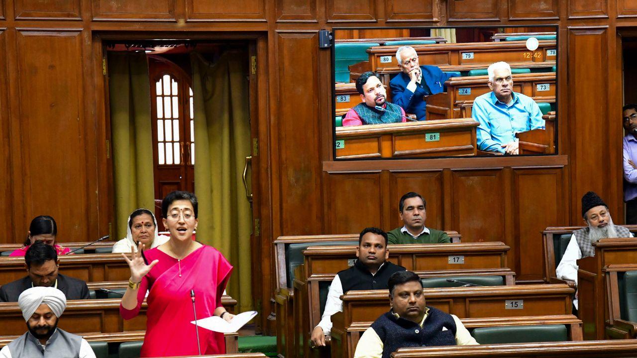 Ahead of presenting the budget, Atishi sought the blessings of senior AAP leader Manish Sisodia's mother and wife. 