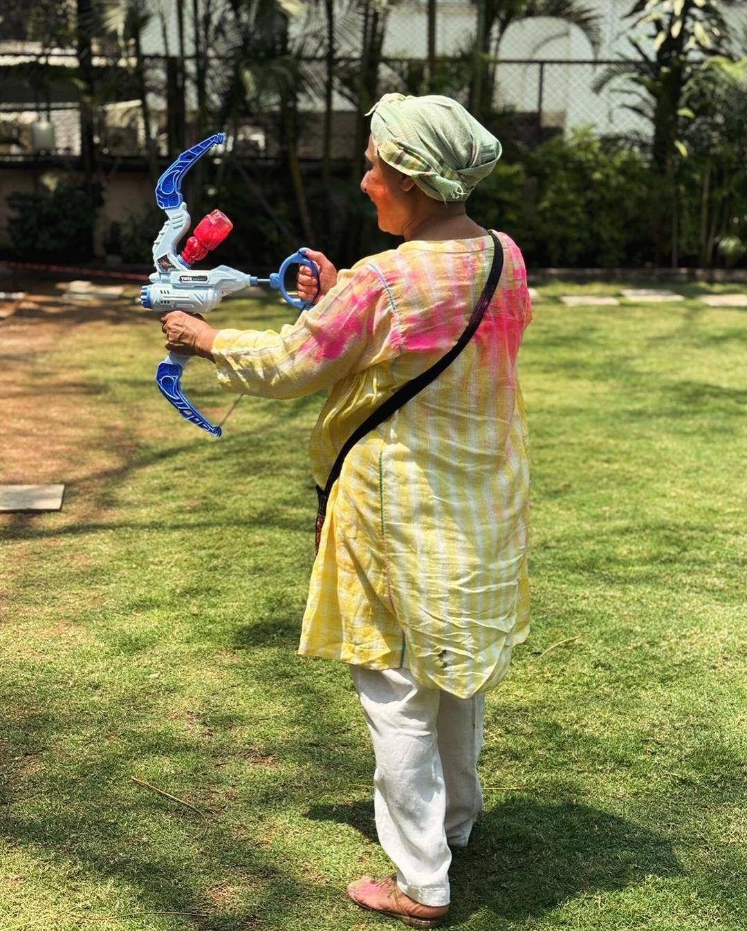 This picture has captured our hearts. In this photograph, veteran actress Jaya Bachchan looks the cutest as she tries to aim with her unique pichkari