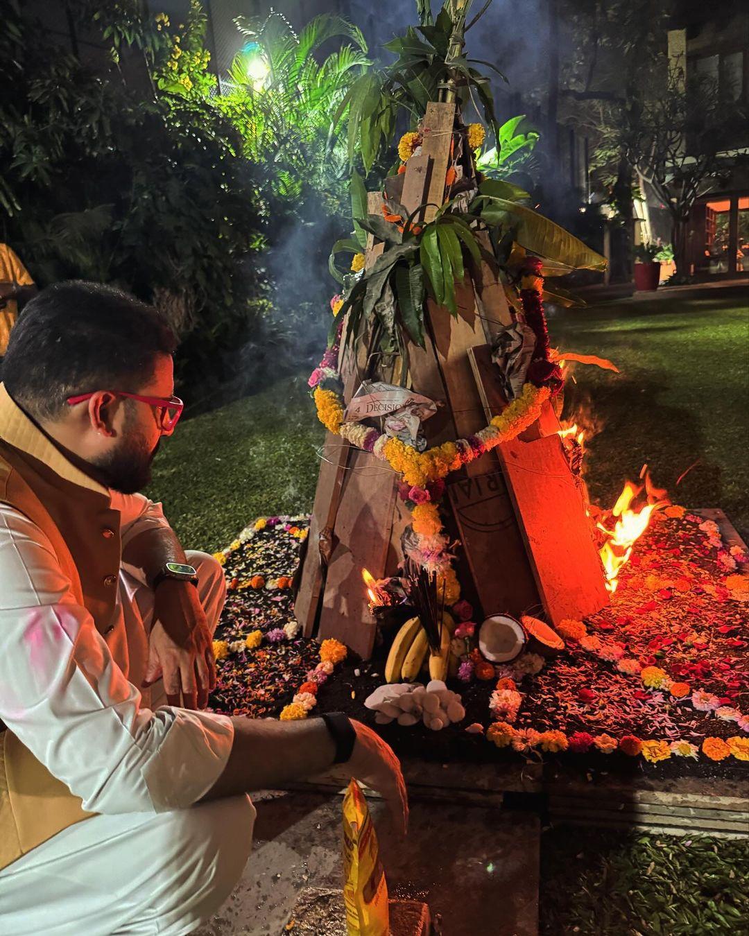 Yesterday night, the Bachchan Parivaar also celebrated the Holika Dahan together