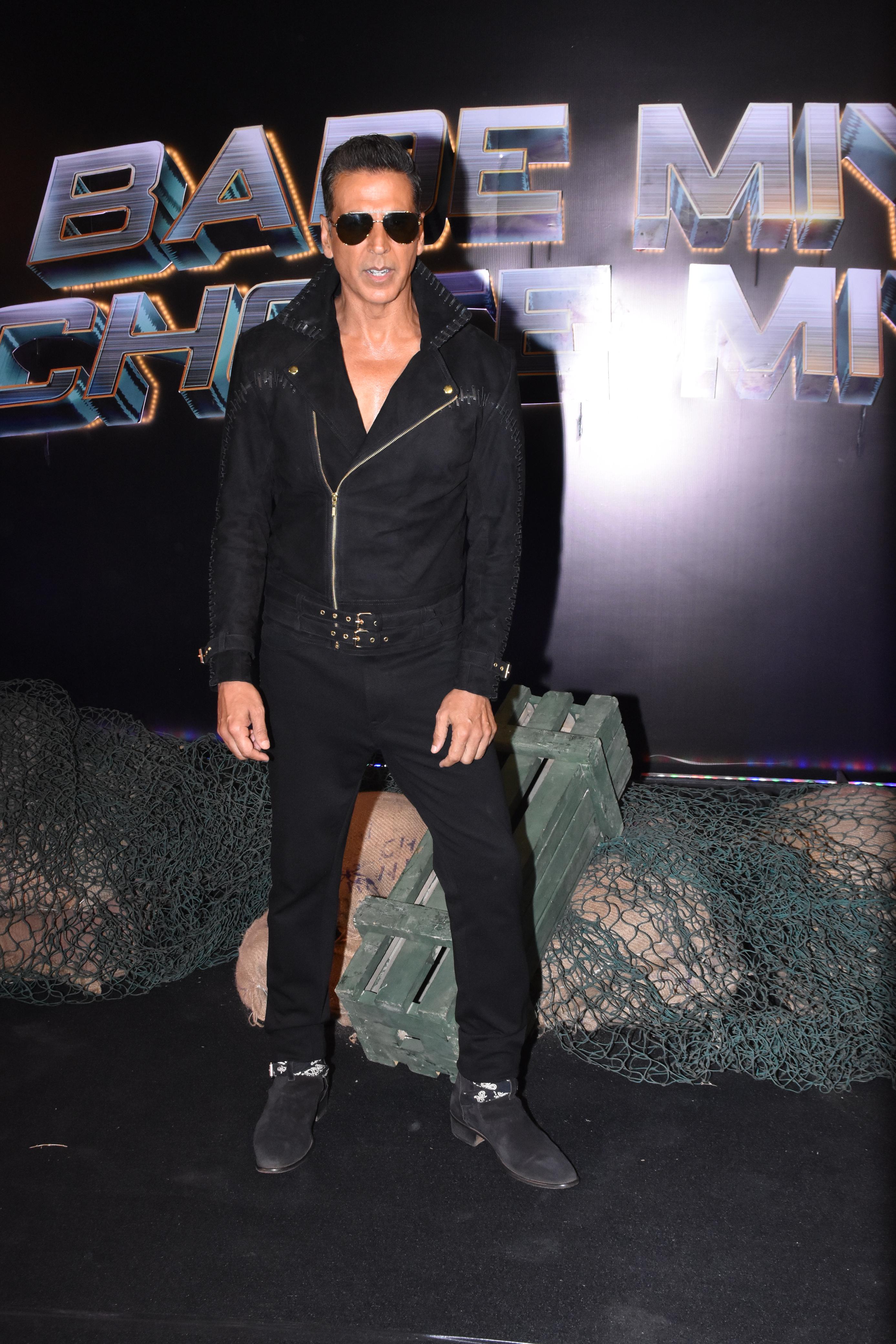 Akshay paired an stylish jacket with matching pants as he posed for the paparazzi