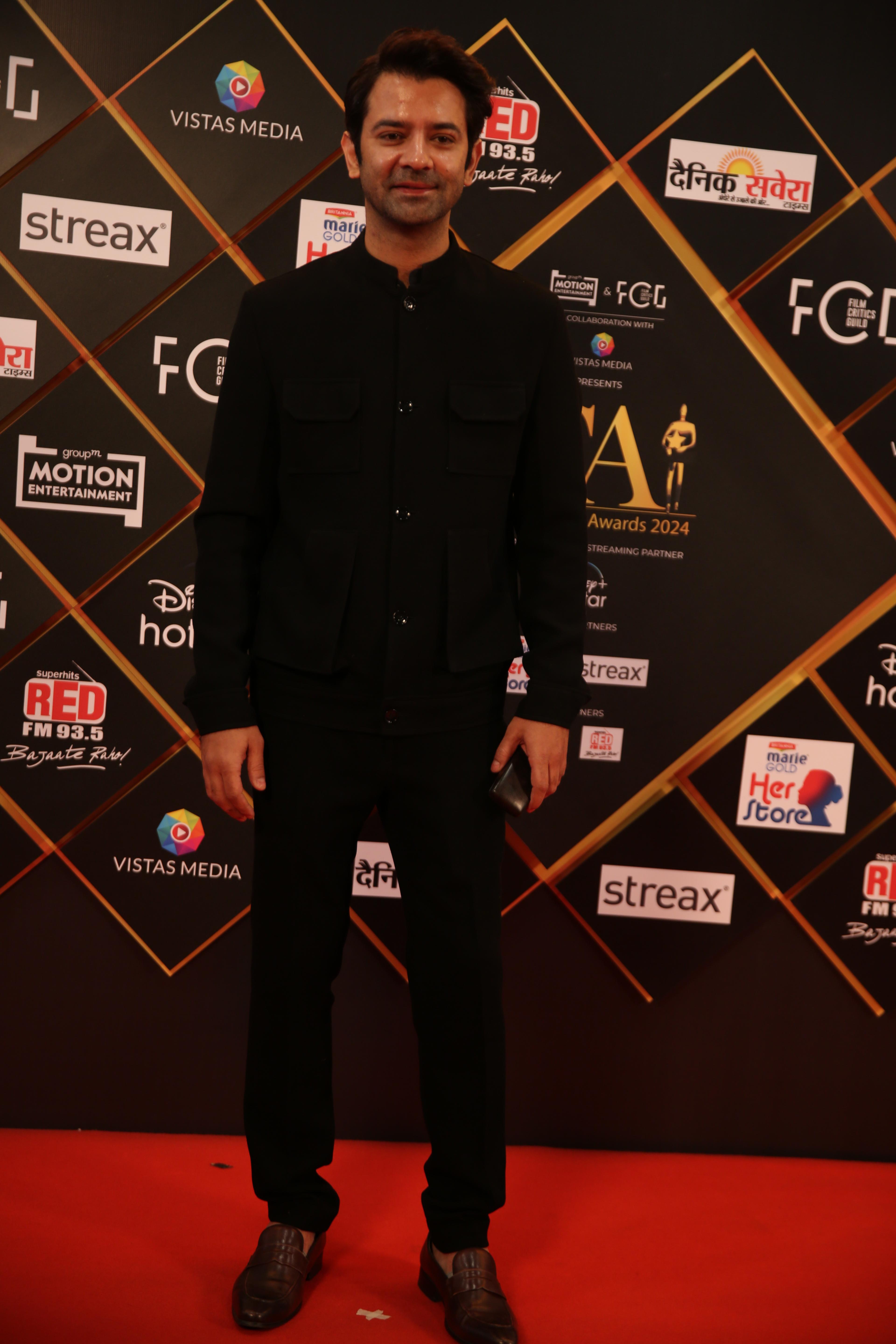 Barun Sobti looked suave as he served a few looks on the red carpet