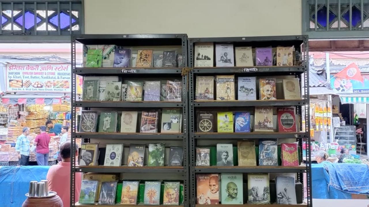 Since 2007, they have also been trying to inspire prisoners to read the works of Gandhi in the prisons across Maharashtra by regularly conducting sessions and even giving them free access to books about him. They also conduct the ‘Gandhi Peace Exam’ every few months after they have done these sessions at many of the jails including Byculla jail, Thane Central Jail near us and even in Nagpur. Beyond the prisoners, they regularly conduct the exam for school students in the city to help them learn more about Mahatma Gandhi from a young age, and hope to carry forward the legacy of Mahatma Gandhi through the bookshop.