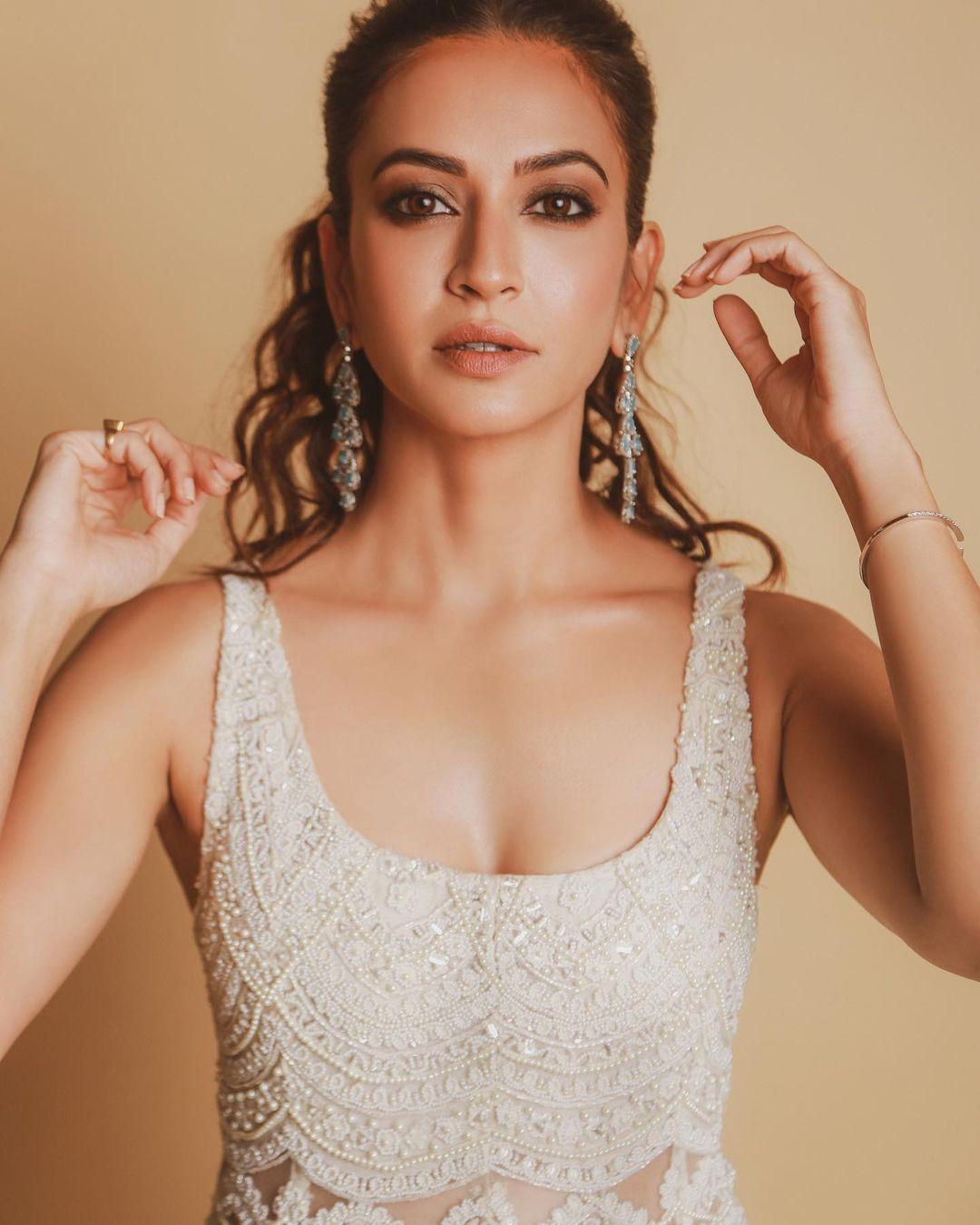 In this look, Kriti wore a heavily embroidered white kurti and paired it with matching palazzos. The actress tied her hair in a stylish ponytail. With sharp contouring and stylish earrings, the actress aced her avatar like a queen