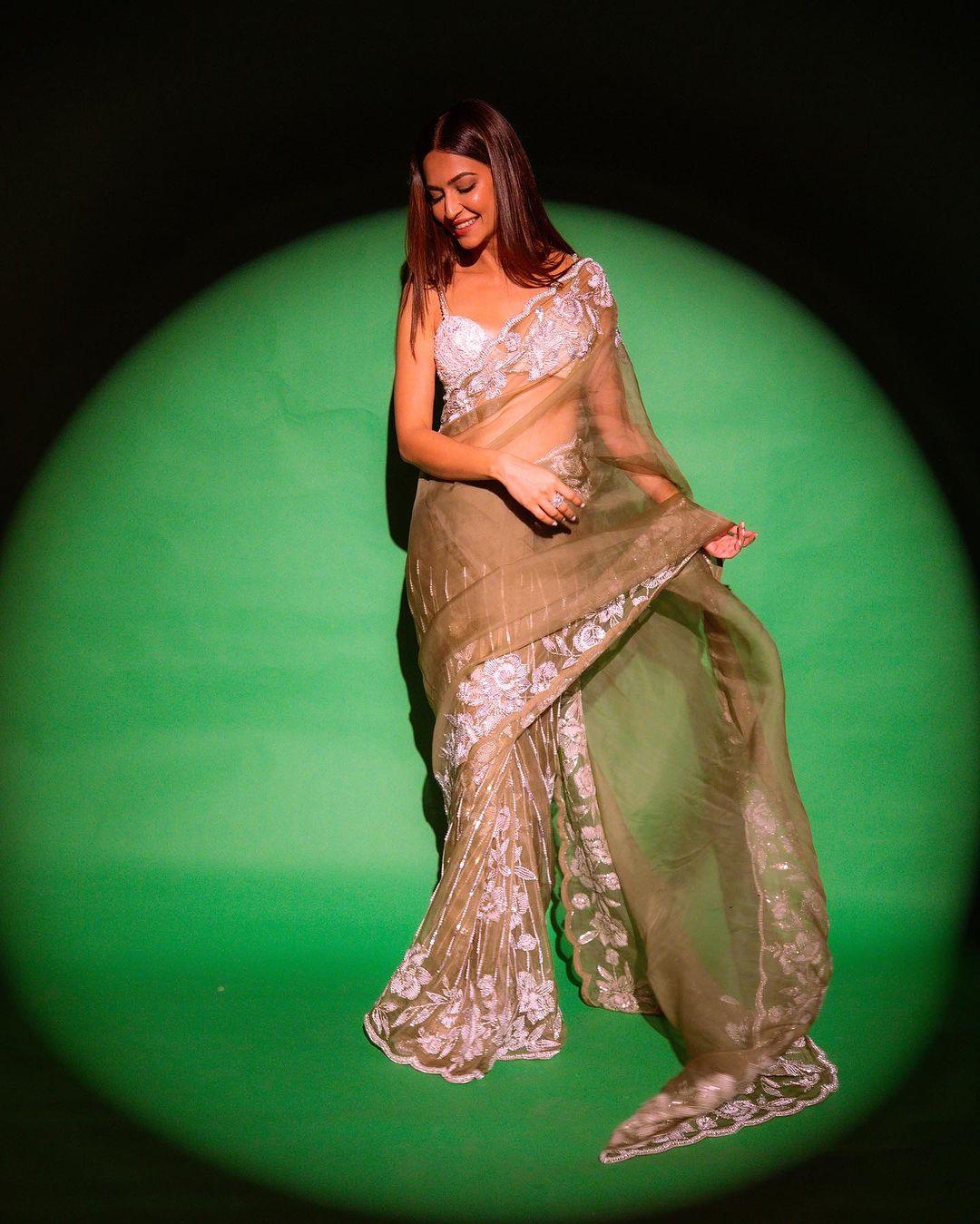 Kriti never misses a mark when it comes to wearing a saree. In this look, the actress wore a stunning beige saree with contrasting white designs on it