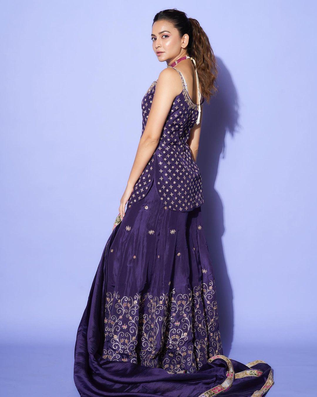 Lehengas are often our best friends at weddings, but many times we are left confused because we can't find the best inspiration. In this look, Kriti opted for a purple lehenga set