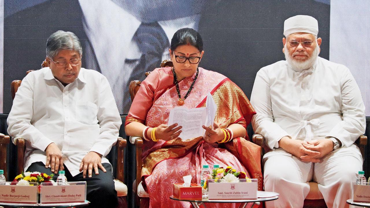 BJP’s Chandrakant Patil, Union minister Smriti Irani and Vada Dasturji Khurshed Dastoor during the event. Pic/Anurag Ahire
