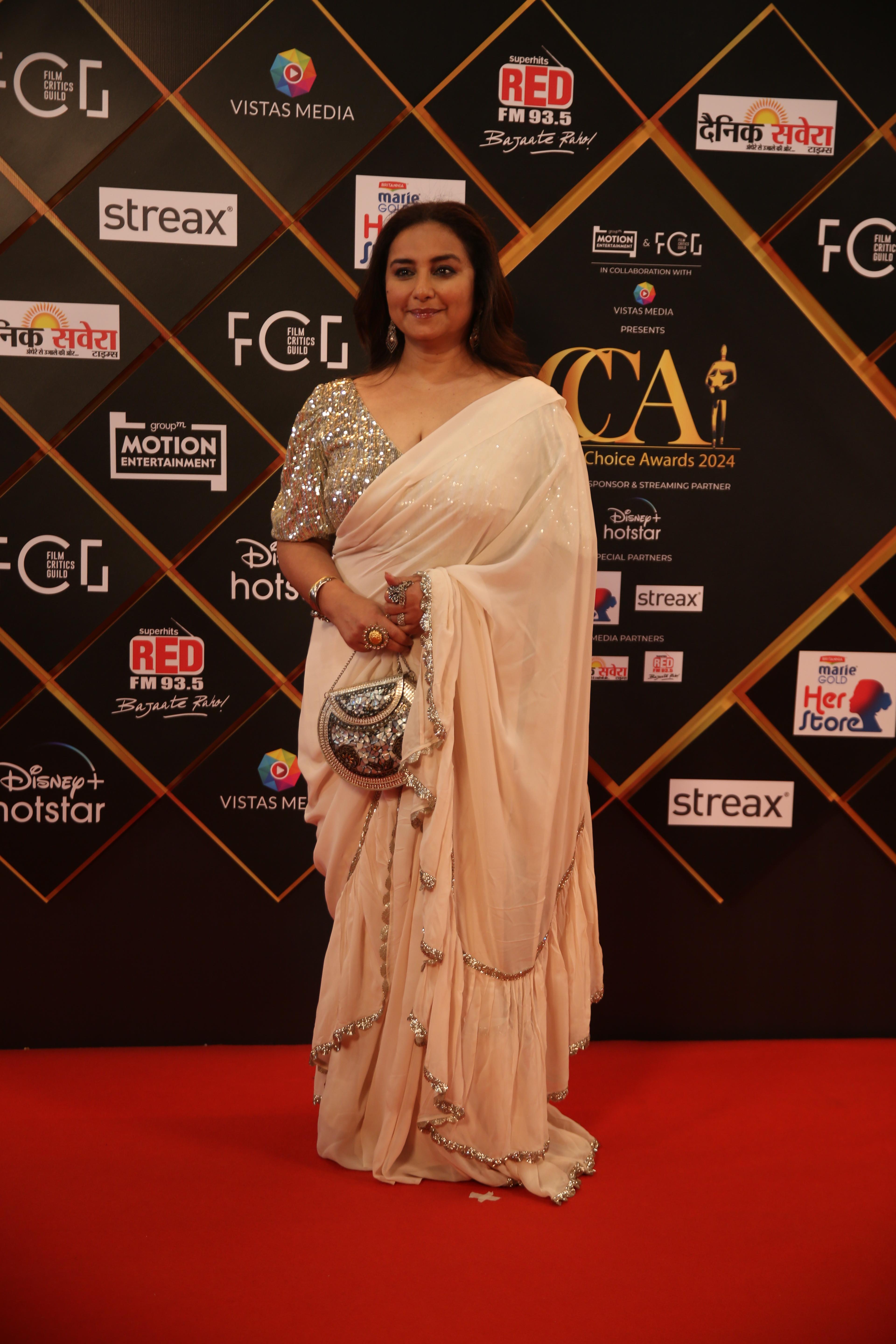 Divya Dutta looked like the picture of elegance as she posed for all the cameras