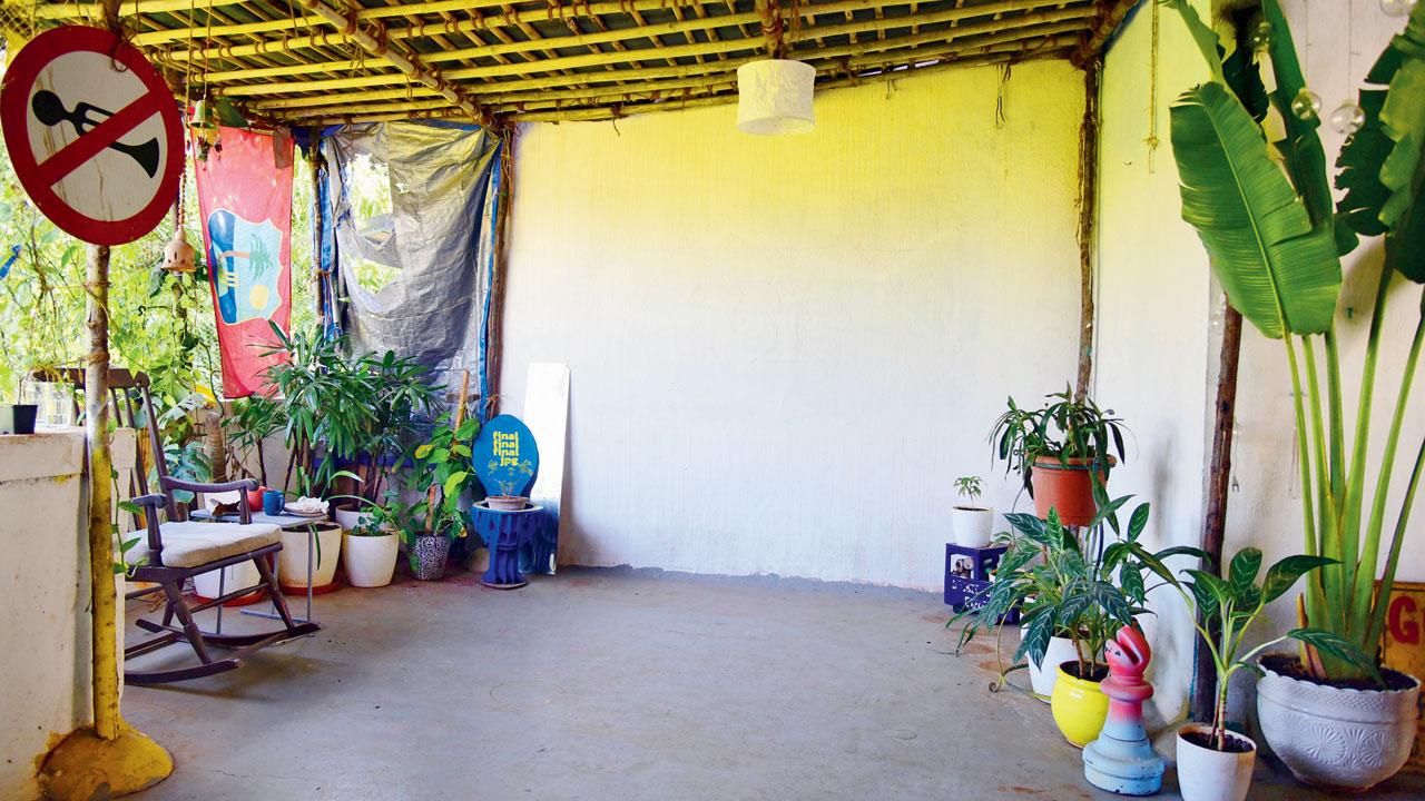 The white wall on the terrace will serve as a screen