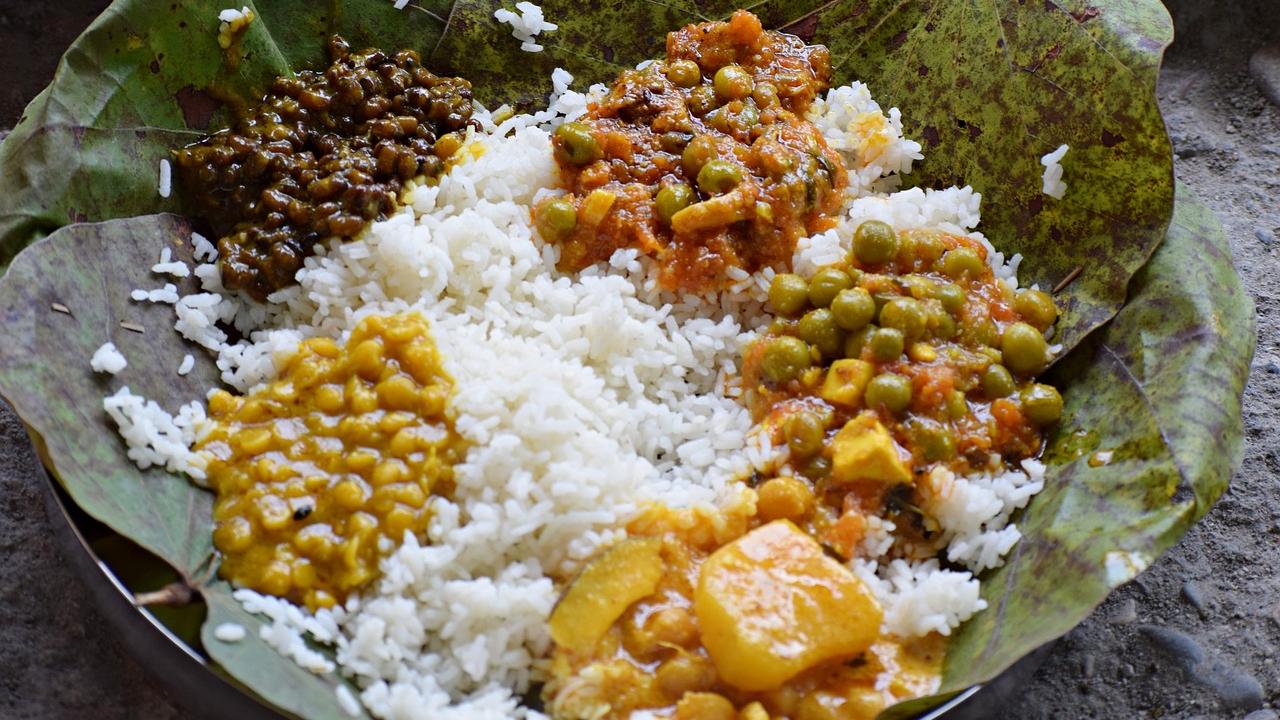 The ideal flexitarian diet includes a variety of dishes. It can include dal (lentil stew), sabzi (vegetable curry), and roti (whole wheat flatbread), whch can form the basis of meals, supplemented with occasional servings of lean meats, fish, or dairy products.