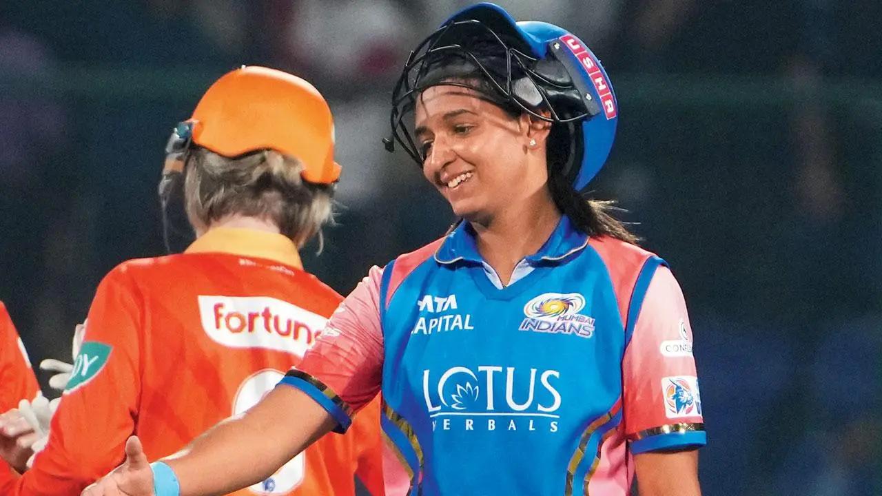 Mumbai's Harmanpreet Kaur was not able to open her account in the previous match but against the Gujarat Giants, she smashed unbeaten 95 runs. Harmanpreet single-handedly took the team to a seven-wicket victory over the Giants