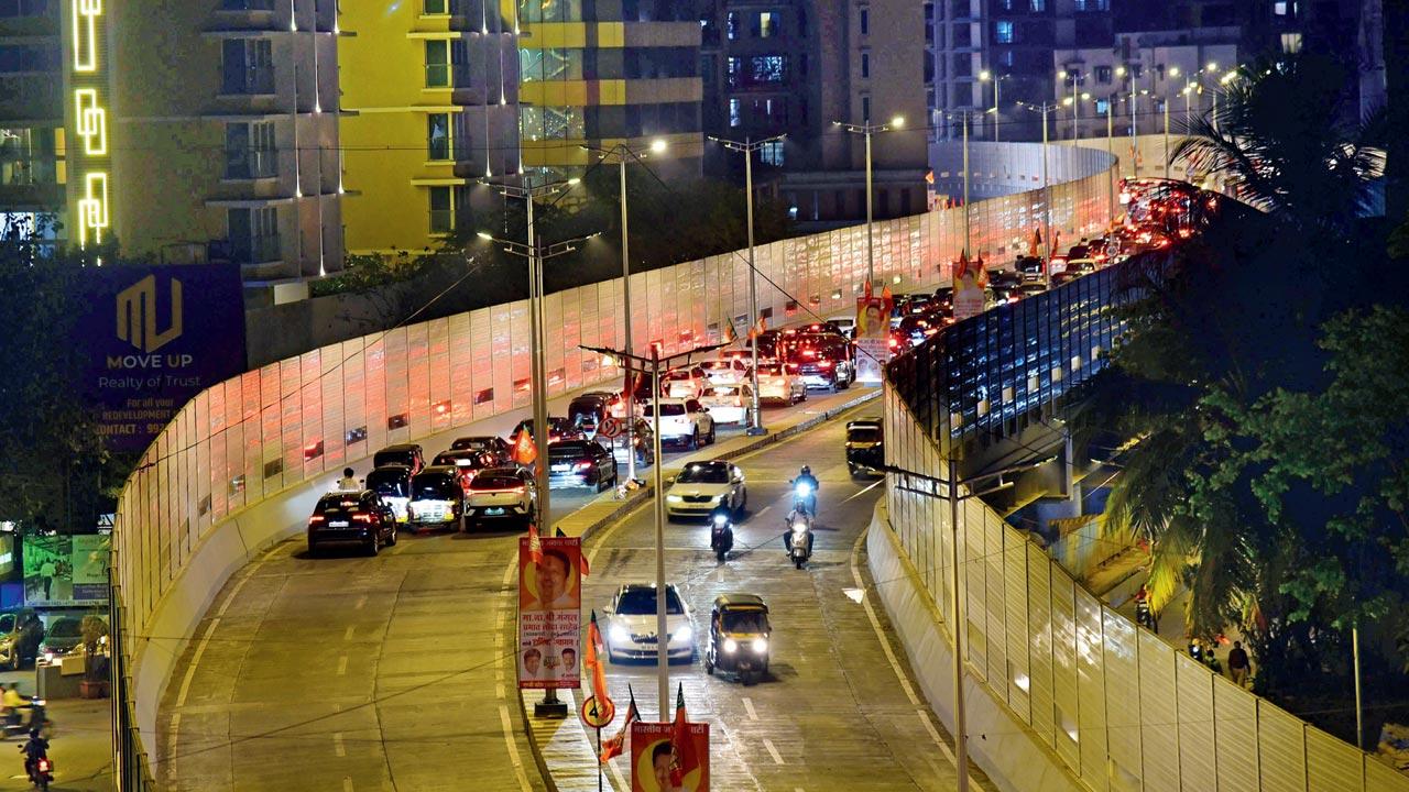 In July 2018, a part of the railway bridge fell on to the tracks at Andheri, killing two. Post this, only one lane of the bridge was operational. File pic/Rane Ashish