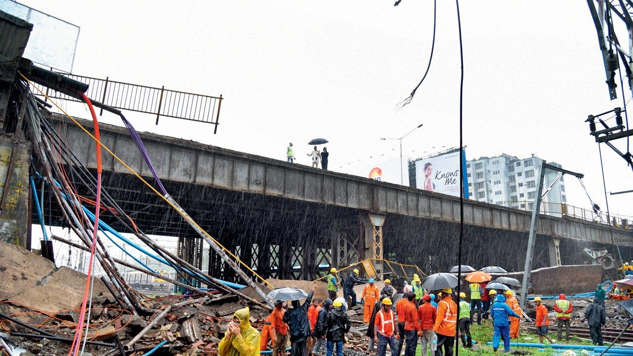 In July 2018, a part of the railway bridge fell on to the tracks at Andheri, killing two. Post this, only one lane of the bridge was operational. File pic/Rane Ashish