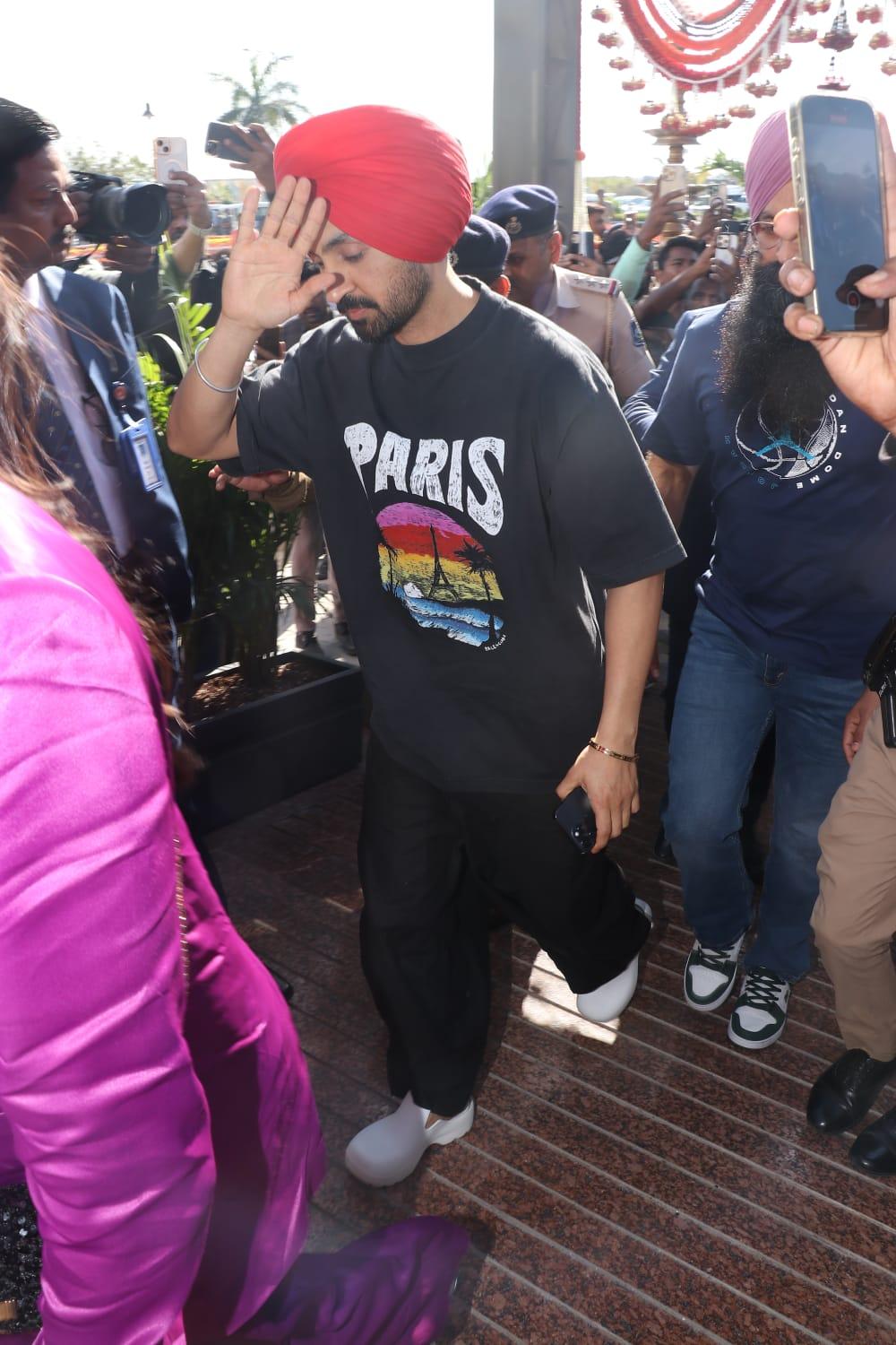 Diljit Dosanjh, who, with his electrifying performance, made everyone dance to the beats of his songs, was clicked at Jamnagar airport as he jetted off