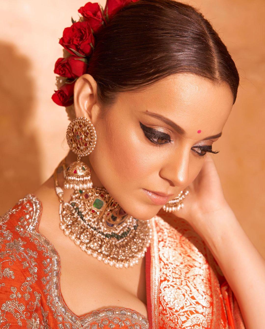 The actress's sharp liner and contouring enhanced her facial features. She put on heavy jhumkas and an intricate necklace to finish her glamorous look. The actress's pretty red bindi on the forehead stole hearts