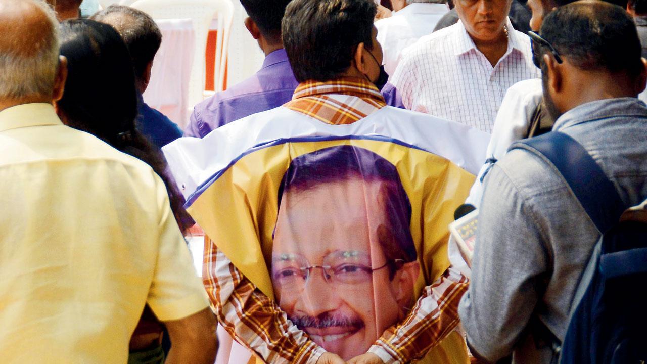 A man draped in a main bhi Kejriwal banner