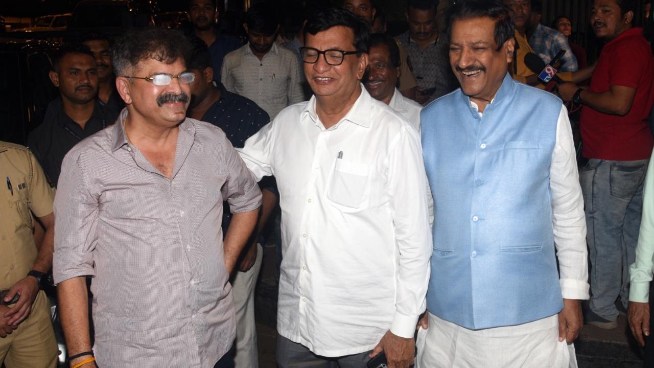 MVA leaders Jitendra Awhad, Balasaheb Thorat and former Maharashtra CM Prithviraj Chavan were seen attending the meeting. Pics/Satej Shinde