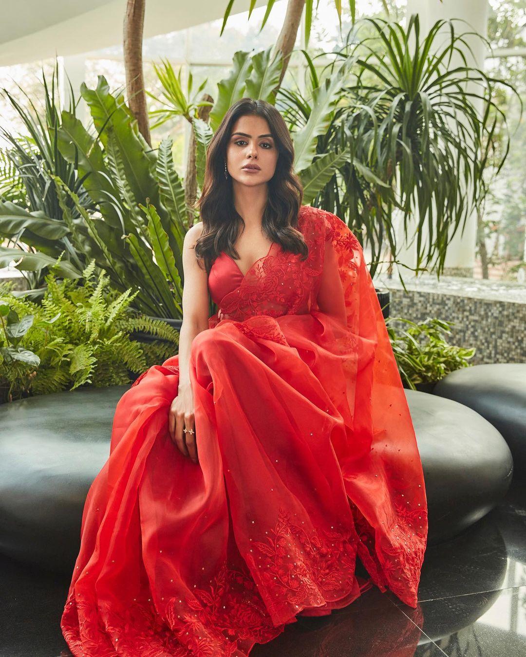 In this look, Priyanka wore a sheer red saree with intricate designs on it. The actress left her hair open and put on nude makeup to maintain simplicity. If you are taking inspiration from Priyanka’s this look, be ready to get a lot of love from your family members