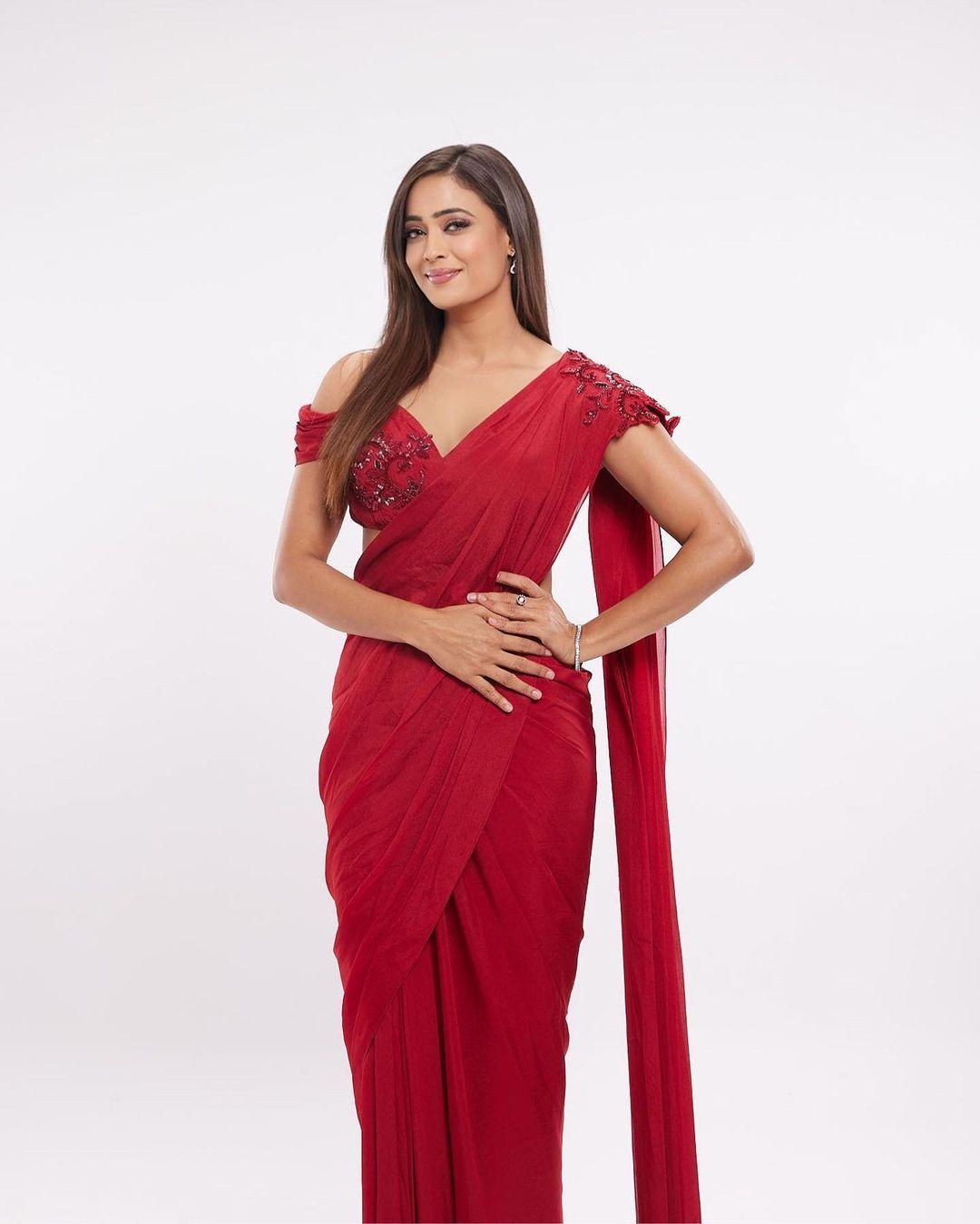 Shweta Tiwari looked absolutely gorgeous in the elegant red saree. The nude makeup palette she chose accentuated her beauty