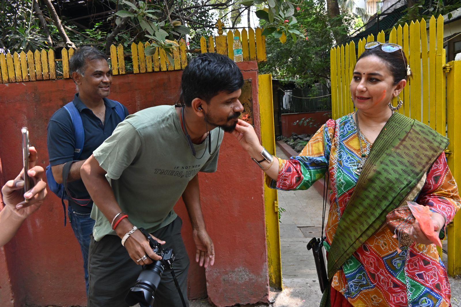 Before going inside, Divya put colour on the paparazzi who came to capture the celebration
