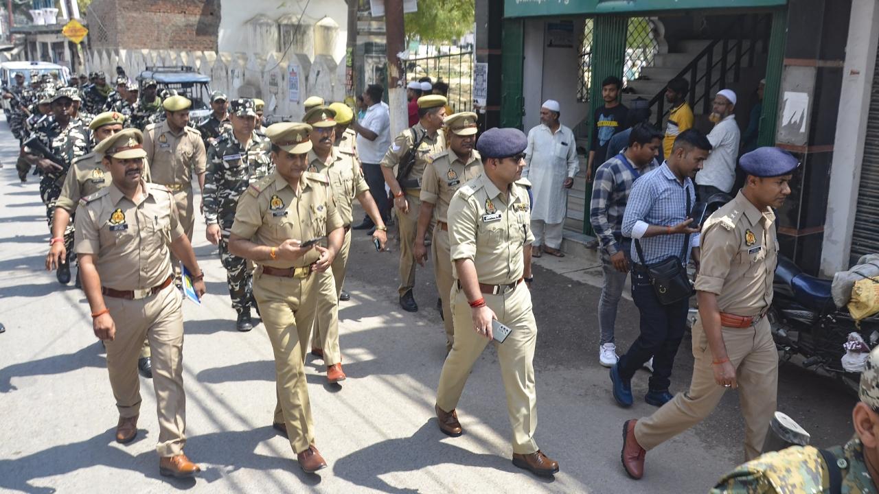 People had also started gathering at Mukhtar Ansari's residence in Ghazipur and there was a large deployment of security personnel around the house