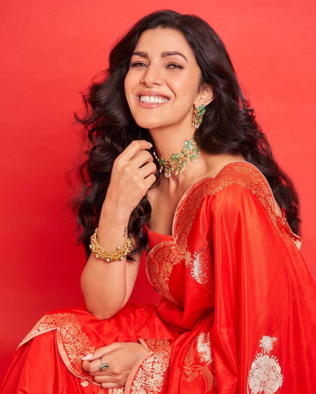 Nimrat left her hair open in messy curls and added stylish bangles to complete her look