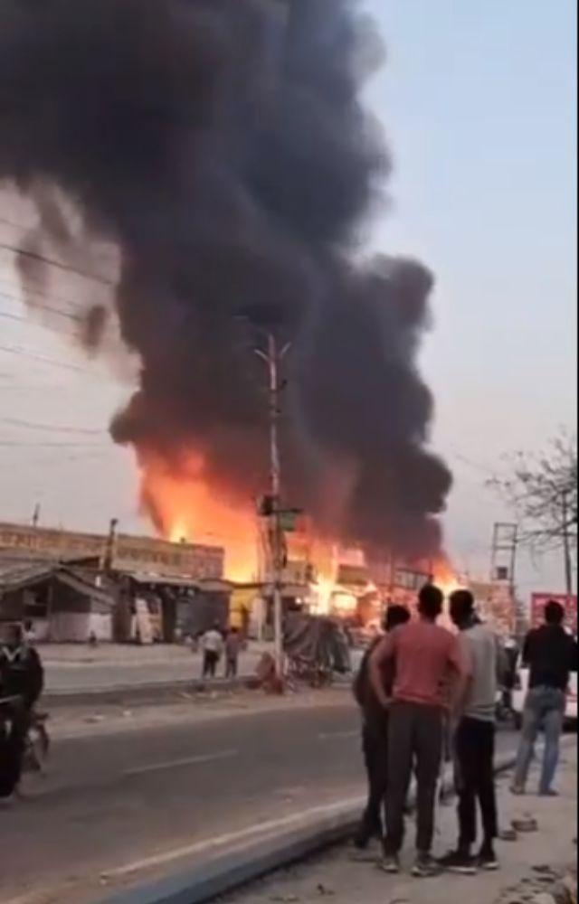 Massive fire in Greater Noida market