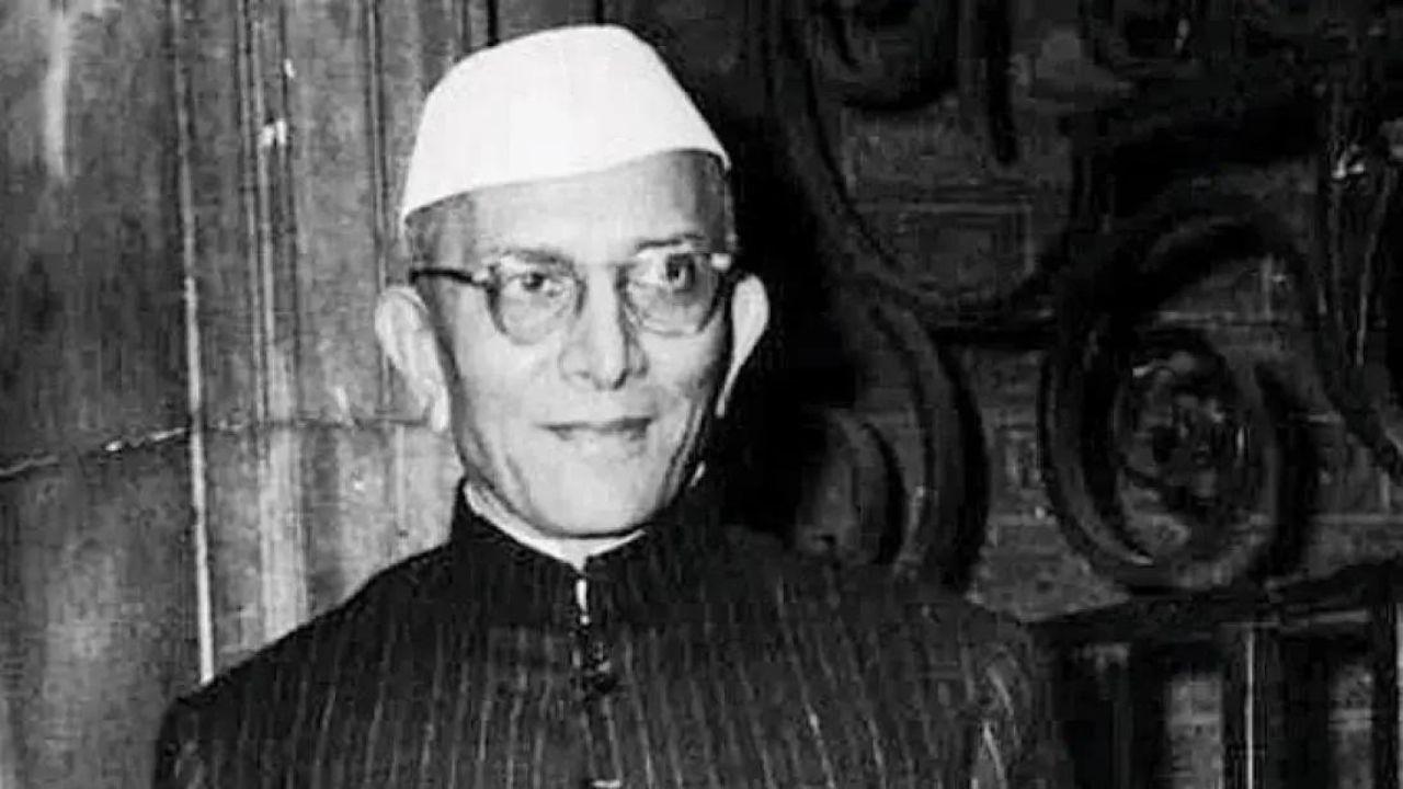 Morarji Desai (24 March 1977 to  28 July 1979, 2 years): He was the oldest to become the PM at the age of 81 and was also the first to resign from office. 