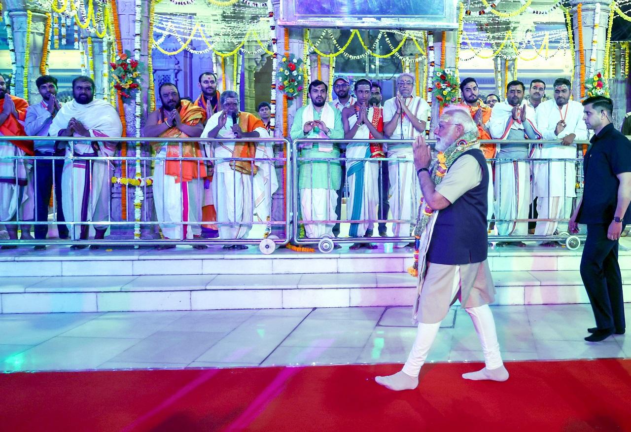 Prime Minister Modi received a trident during his visit to the Kashi Vishwanath Temple in Varanasi on Saturday
