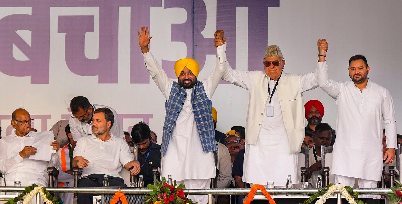 NCP (Sharadchandra Pawar) leader Sharad Pawar, Shiv Sena (UBT) chief Uddhav Thackeray, Samajwadi Party president Akhilesh Yadav, CPI(M) general secretary Sitaram Yechury, CPI general secretary D Raja, PDP chief Mehbooba Mufti and Jharkhand Chief Minister Champai Soren were among the first to reach the Ramlila Maidan