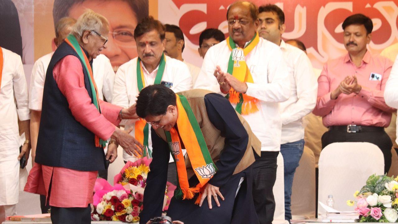Members of the Bharatiya Janata Party welcomed Union Minister Piyush Goyal in a grandeur fashion as he arrived in the city on Thursday. Pics/ Anurag Ahire