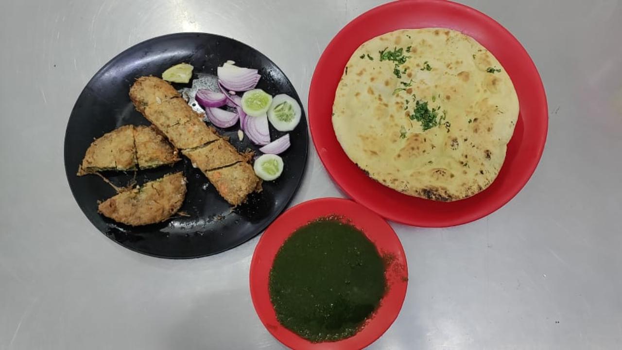 Shahi HotelWalk a little further, and you will find Shahi Hotel which is probably a hidden gem that a lot more people need to visit only because of the different kinds of delicacies that it served including some that impressed this writer in the first bite. Diners can dig into the Chicken Chutney Kebab, popularly called Chutney Kebab (Rs 25) and the Shahi Chicken Roll (Rs 30) – both of which are worth every penny spent. 
Time: 12:30 pm – 12 amContact number: 77570 94971 