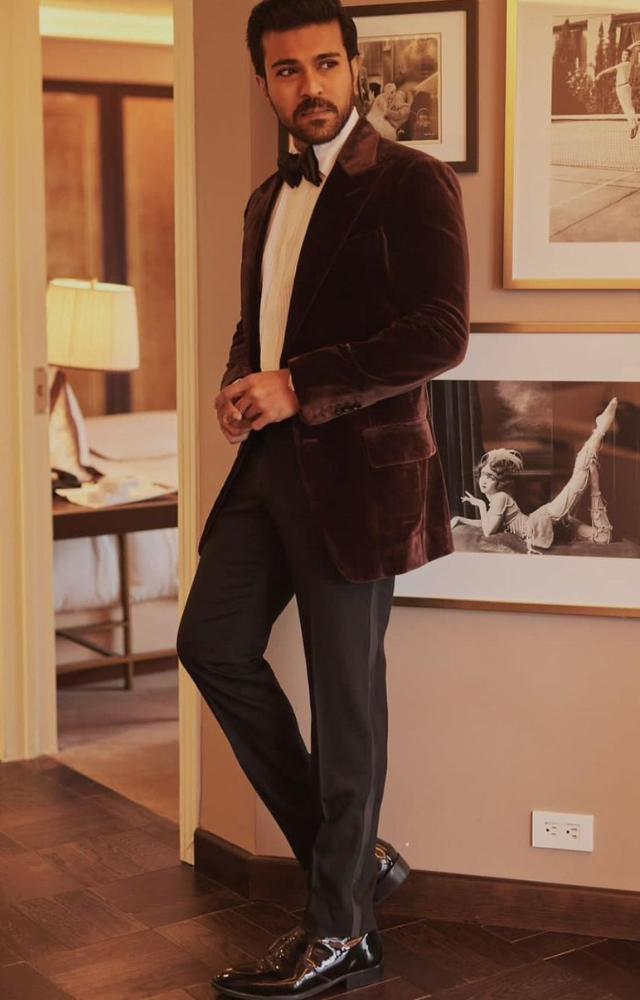 The actor`s suit looks always stole the show. The actor, in this look, wore a stunning three-piece suit