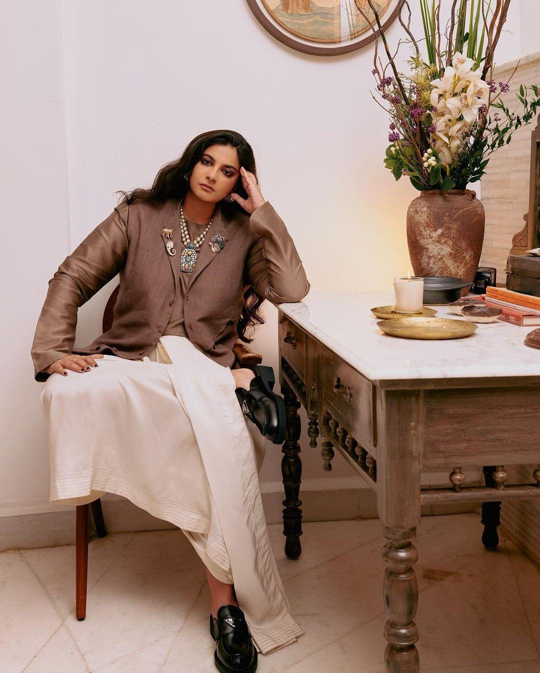 Rhea's  necklace has a touch of green color, perfectly adding a hint of contrast to the ensemble. Rhea's black shoes were another highlight in this look. If you're ever planning to experiment, trust us, Rhea's Instagram is the place you're looking for
