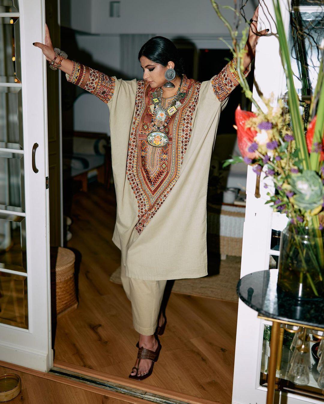 Ah, my heart! The definition of simple yet elegant is here. In this look, Rhea stole hearts as she paired a simple green kurta set with matching pants. Rhea's long kurta has a beautiful elongated design printed on the front and at the end of the sleeves. The actress wore Kolhapuri chappals