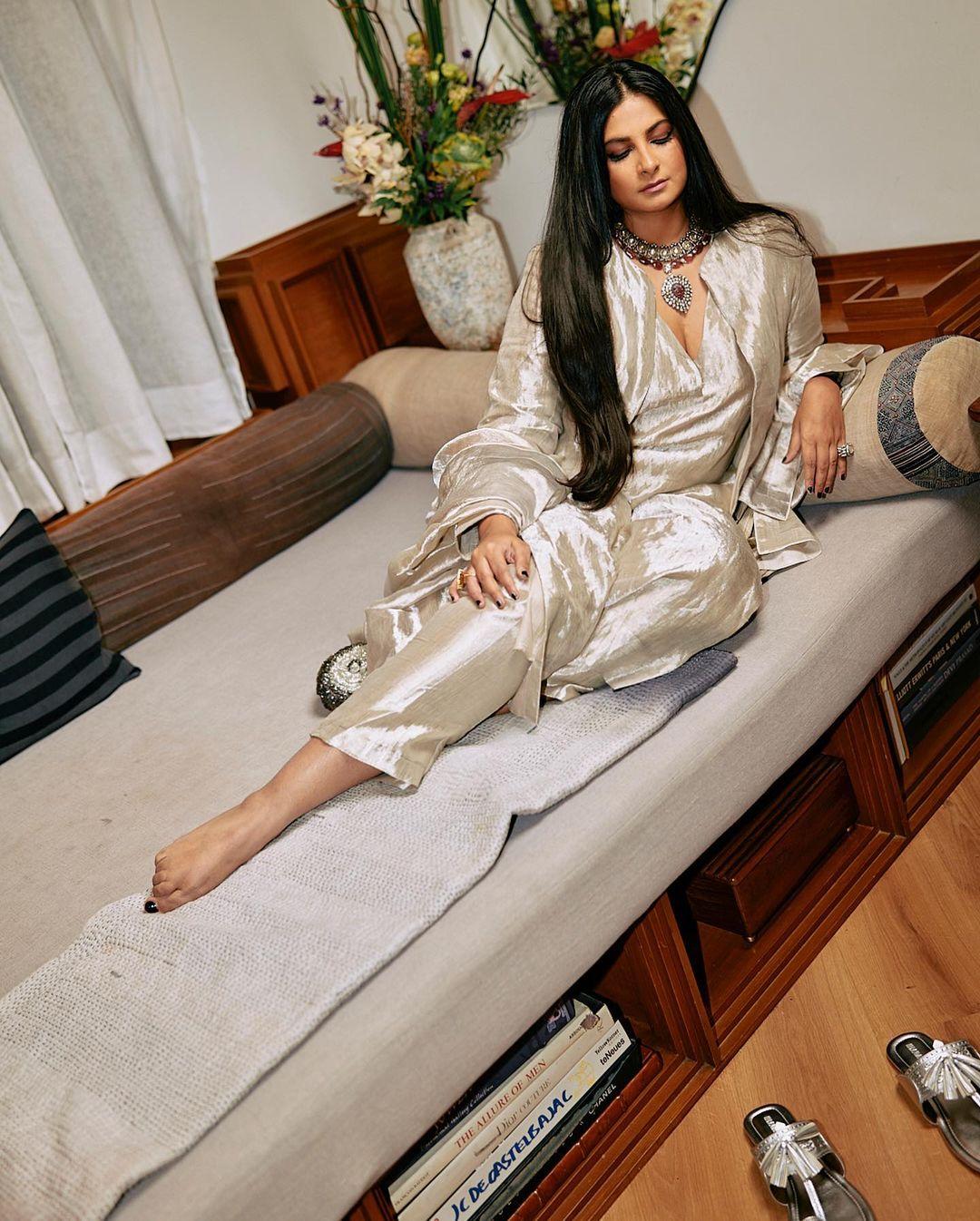 Contrast is the best way to enhance your look, and Rhea knows it well. The actress paired an off-white kurta and palazzo, adding a matching shrug