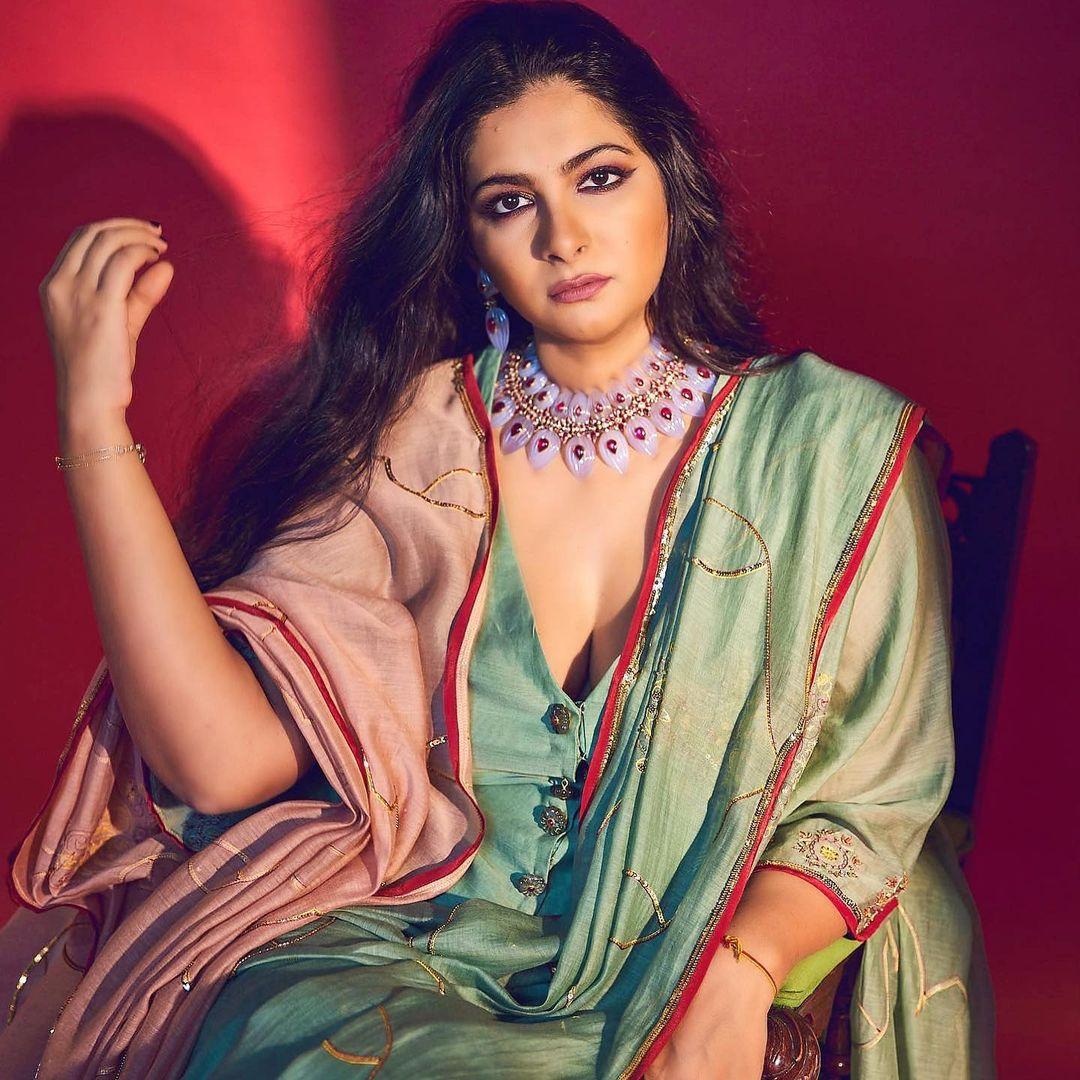 Rhea's choli-style blouse was another point that grabbed our attention. The actress put sharp contouring with subtle makeup and sharp liner. Her pink necklace has our heart. Apart from the feather-styled necklace, she ditched jewellery and kept a minimal approach
