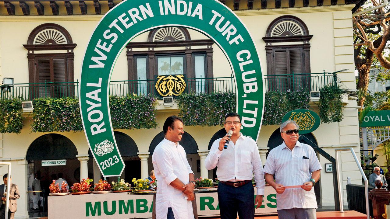(Left) Sameer Markande and (right) Prakash Gosavi received the award from Dr Ram Shroff. Pic/Satej Shinde