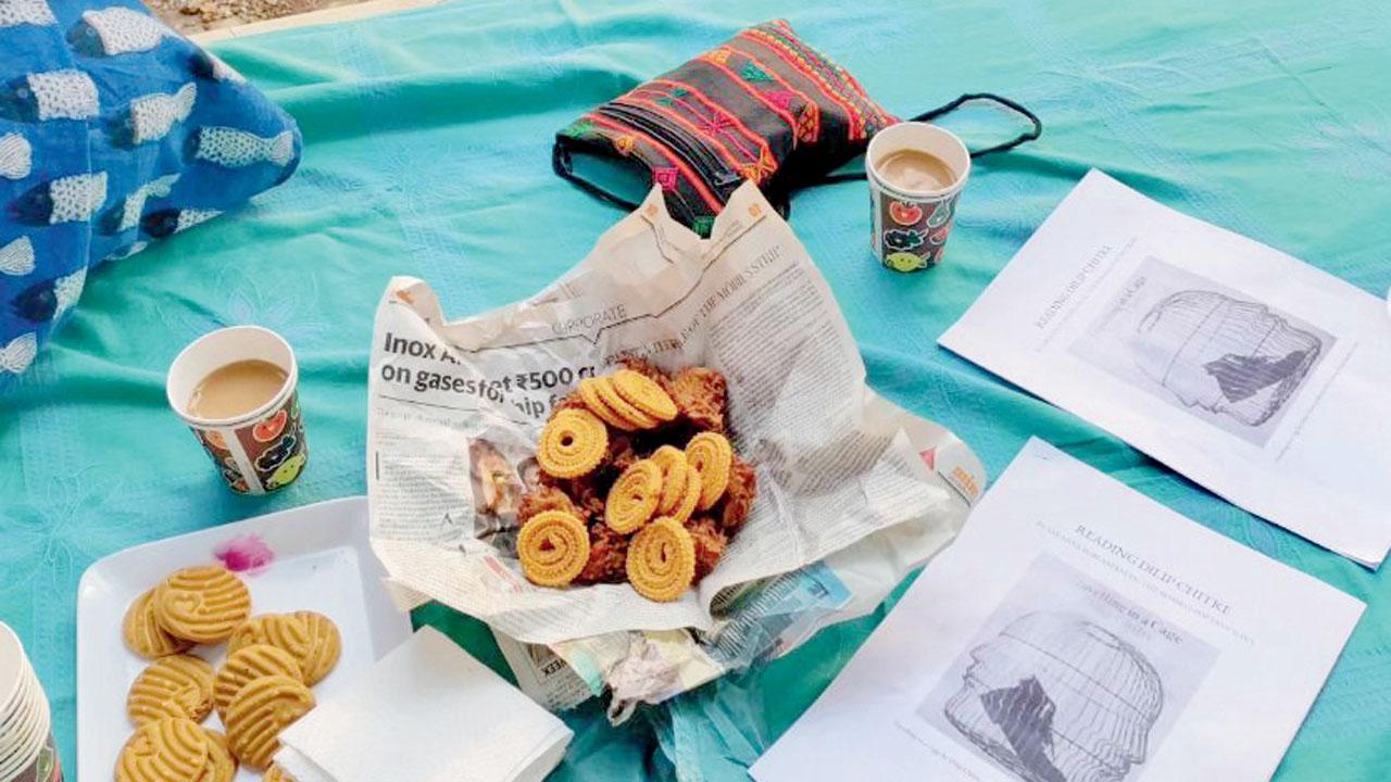 Pair your read with chai and snacks. Pic Courtesy/Bombay Poetry Crawl
