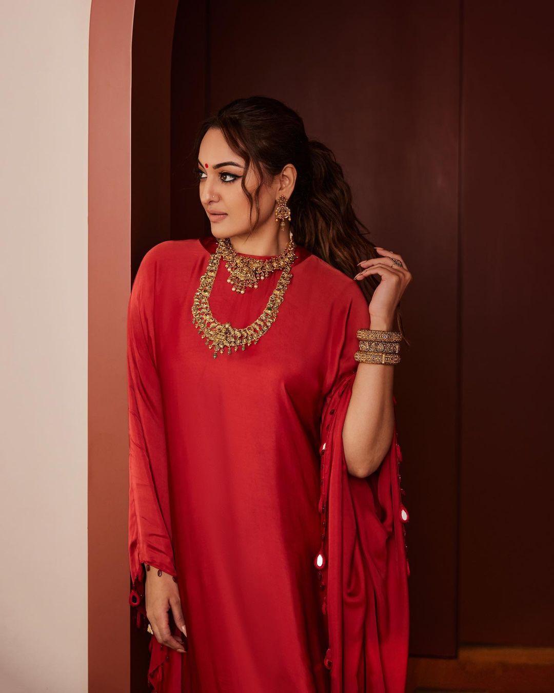 Sona's knack for ethnic fashion is just wow. The actress wore an all-red outfit for this appearance. She donned a stunning red skirt and paired it with a long red kurta. To enhance her look, Sona added a contrast with golden jewellery