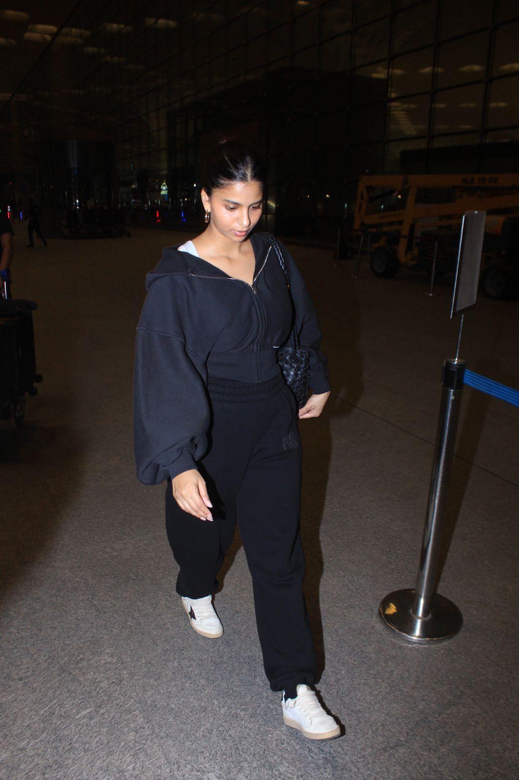 Suhana Khan aced her airport look in an all-black outfit