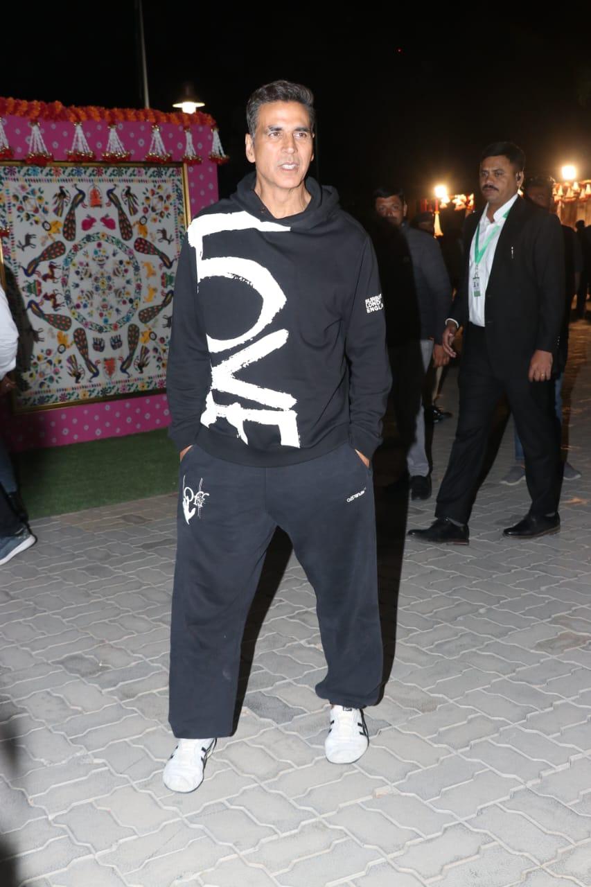 Akshay Kumar looked smart in an all-black outfit as he got clicked at the Jamnagar airport