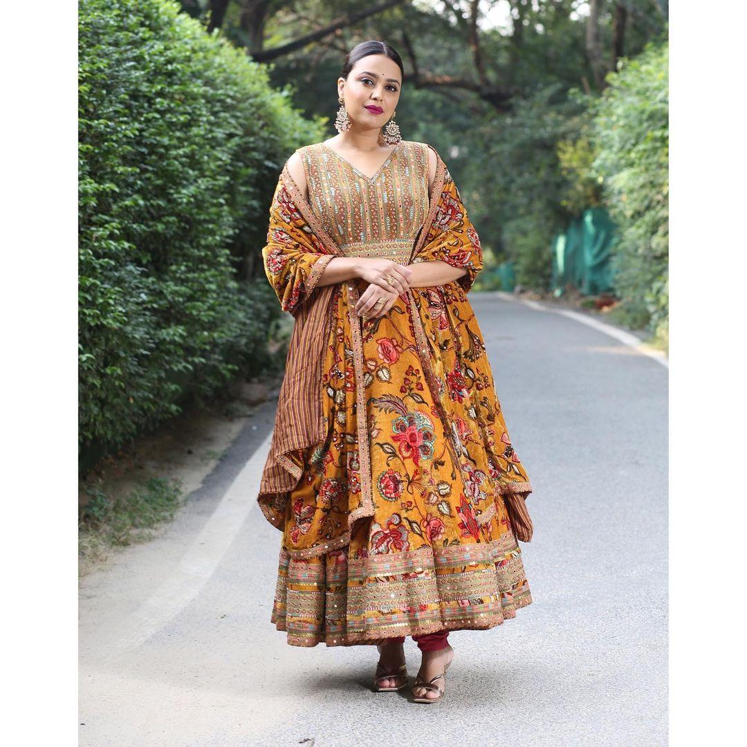 Swara Bhaskar wore a stylish suit in this look. The actress' this look will definitely going to be a hit at any iftar party. The actress' yellow suit has heavy embroidery on the top while has a red print on the bottom. She puts on red lipstick, while her heavy earrings steal the show